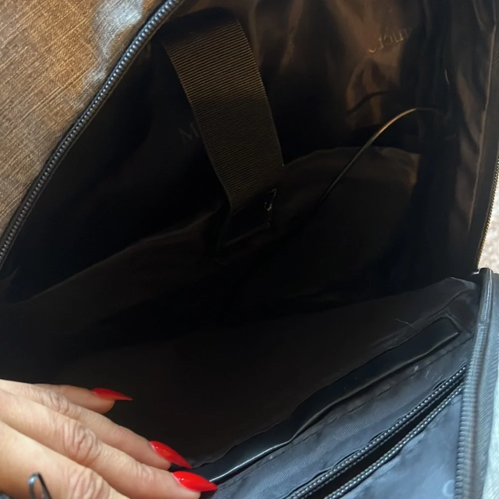 Backpack - Picture 3 of 6